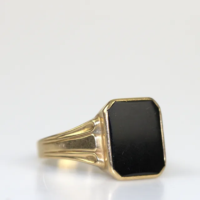 KLACKRING, guld 18k med onyx, Ceson Guldvaru AB, Göteborg 1969.