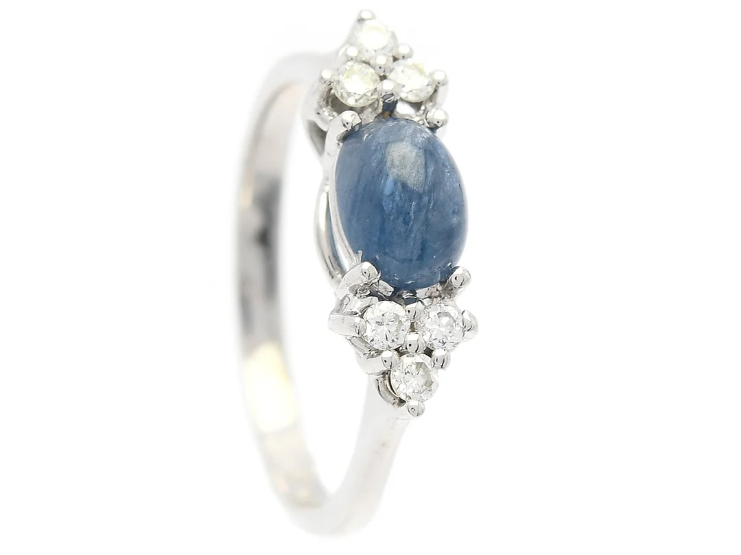 RING, 14K vitguld, cabochonslipad safir, 6 briljantslipade diamanter ca 0,18 ctv, ca TW-TCr/VS, stl 17 mm, vikt 2,5 g. — Smycken/Ring — Kaplans