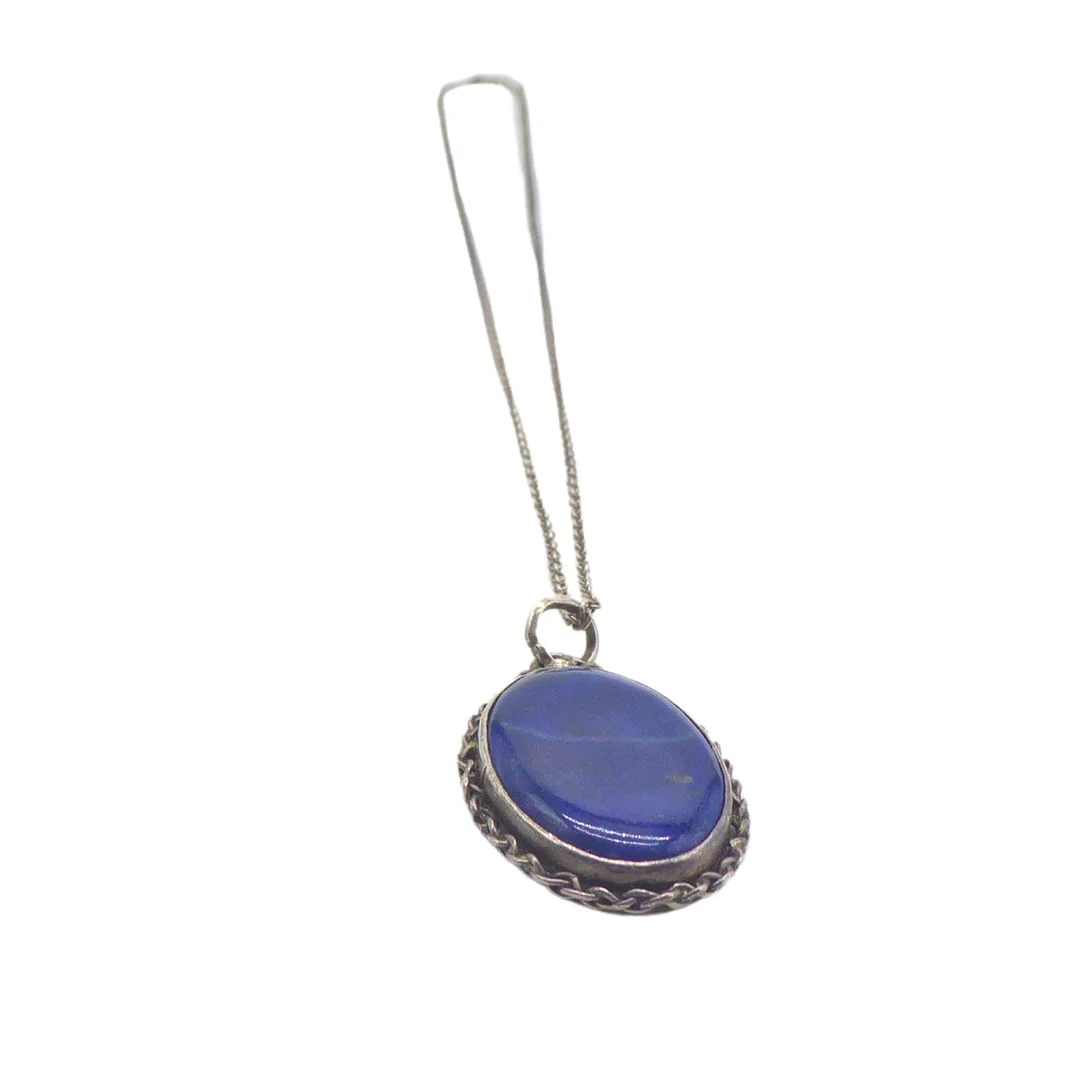 LAPISLAZULI GEFASST IN 925ER SILBER MIT 925ER SILBERKETTE. — Necklace — Auktionshaus Stuber's Hammerschlag