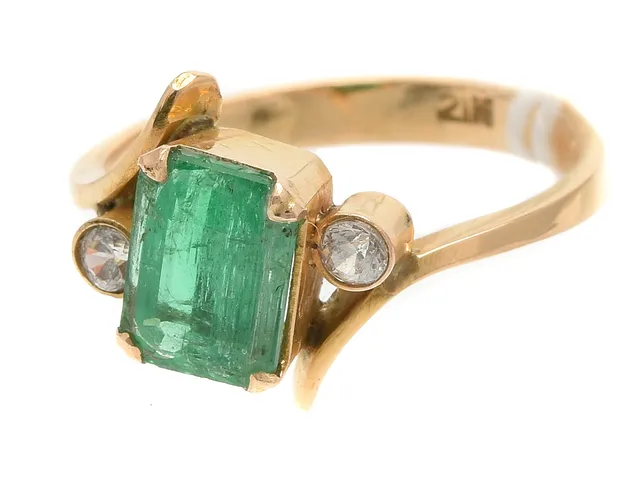 Ring 21K 3,0g Ø17 med åttkantslipad smaragd 8,2x6,2mm och diamanter 2xca0,06ct