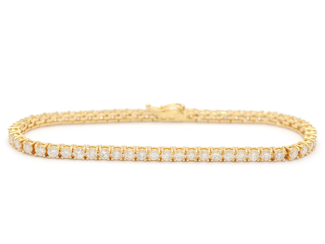 TENNISARMBAND, 18K guld, 56 briljantslipade diamanter ca 4,00 ctv, ca W-TCA/P, längd 17,5 cm, vikt 11 g, en diamant har en mindre skada. En extra länkdel medföljer med 3 briljanter ca 0,21 ctv, vikt 0,5 g. — Smycken/Armband — Kaplans