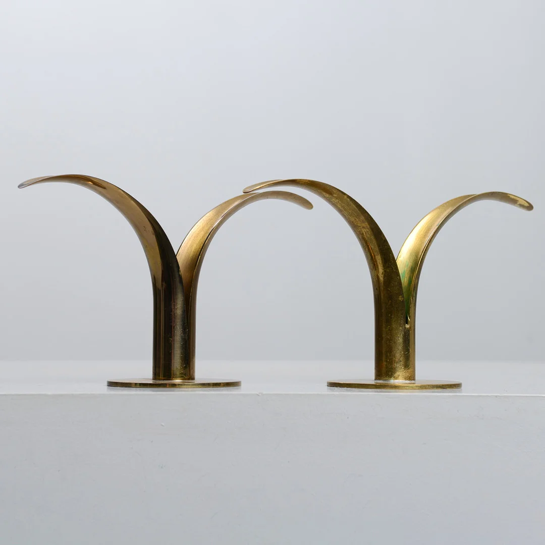 IVAR ÅLENIUS BJÖRK. "Liljan", ljusstakar, ett par, Ystad Metall. — Candlesticks — Formstad Auktioner