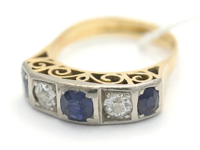 Ring 18K 6,0g, skev, med skadade stenar och diamanter 2xca.0,23ct, en diamant med chip