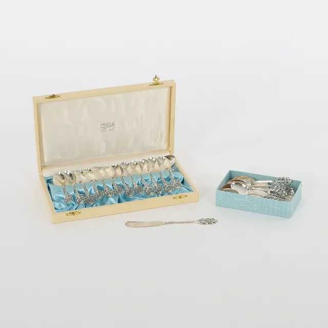 THORVALD MARTHINSEN. Skedar och smörkniv, 30 delar, silver, "Viking Rose" Thorvald Marthinsen Sølvvarefabrikk, Tønsberg, Norge, 1900-tal.