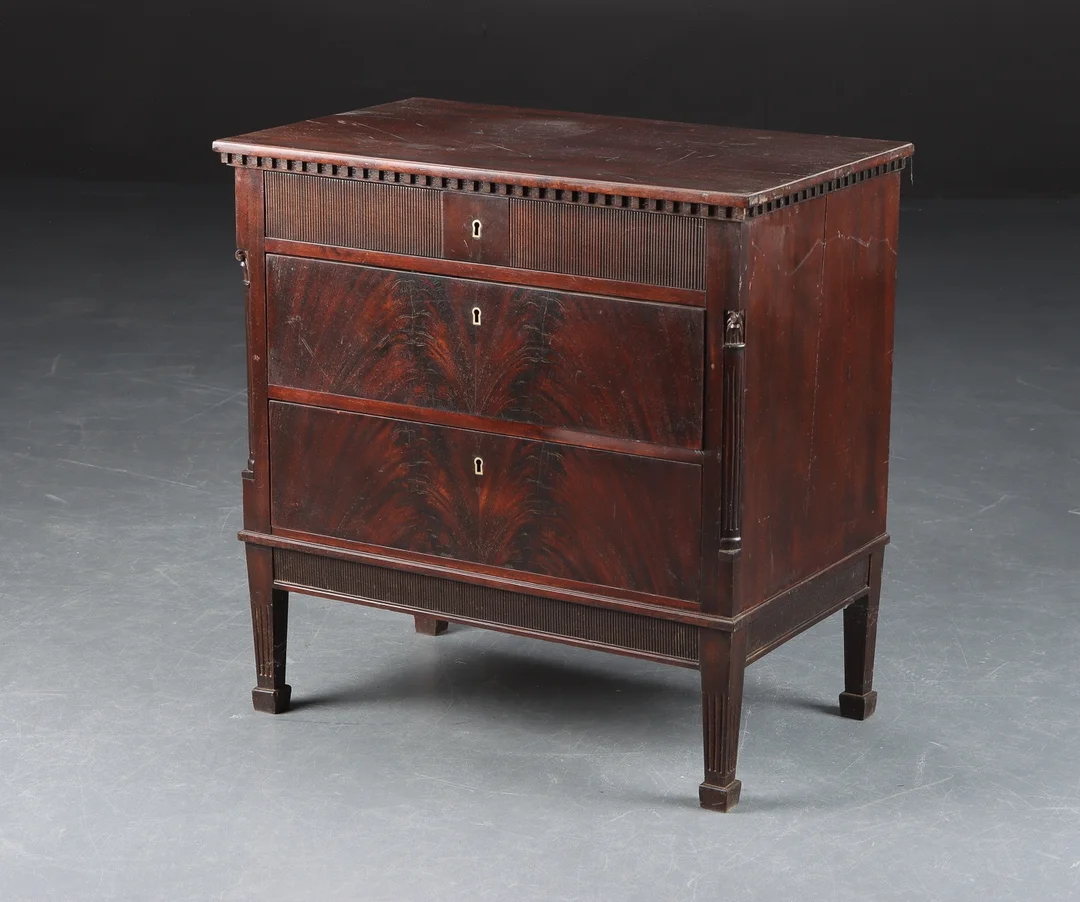 Kommode af mahogni, 20 årh. — Furniture/Cabinets, chests of drawers — Lauritz