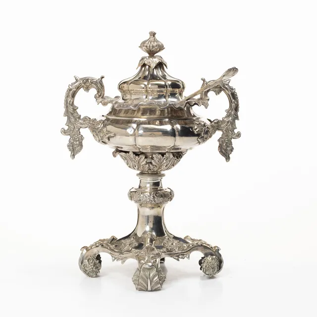 Gustaf Möllenborg, Strösockerskål, silver, Stockholm 1848-1849 samt strösockersked Johan Carlsson, Nyköping 1852.