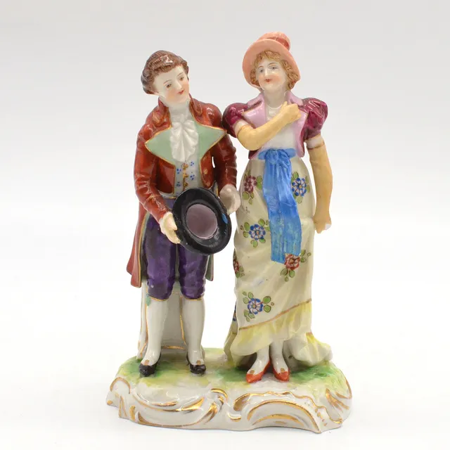 VOLKSTEDT, ANTON MÜLLER & CO.. THÜRINGER PORZELLANFIGUR "PÄRCHEN", FRÜHES 20. JAHRHUNDERT, POLYCHROM MIT GOLDMALEREI.