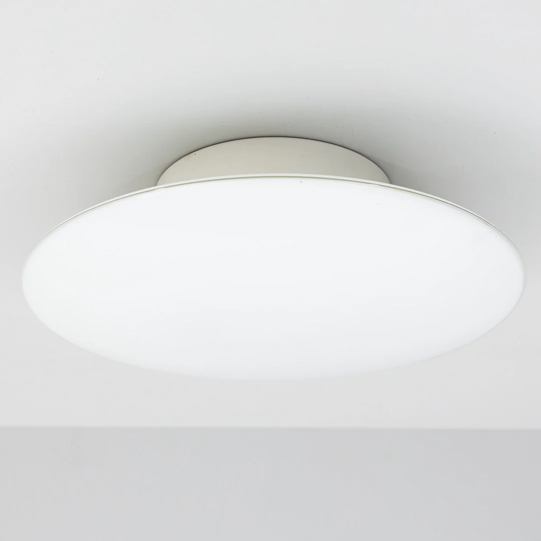 ARNE JACOBSEN. Vägglampa/takplafond, ”Eklipta” för Louis Poulsen, Danmark. — Wall Lights — Auktionshuset Kolonn