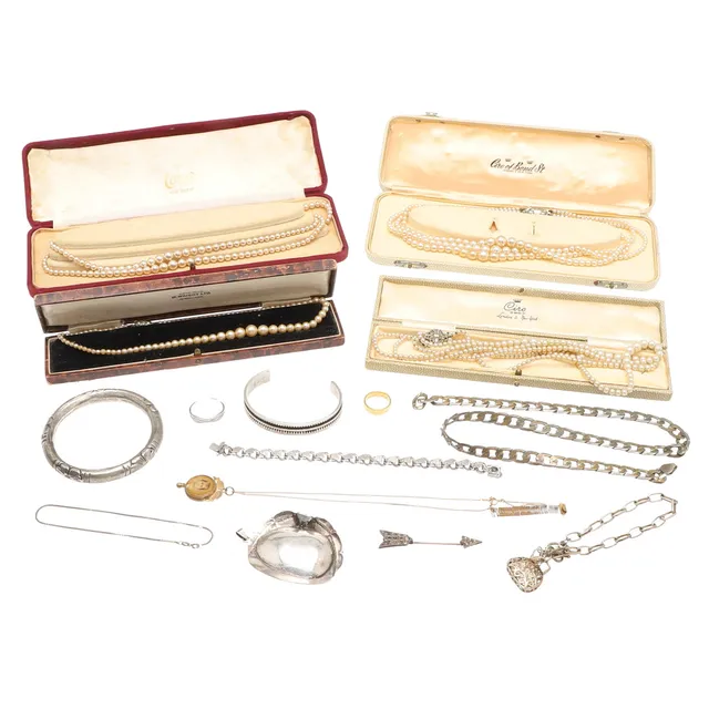 ASSORTED JEWELLERY AND SIMULATED PEARLS.