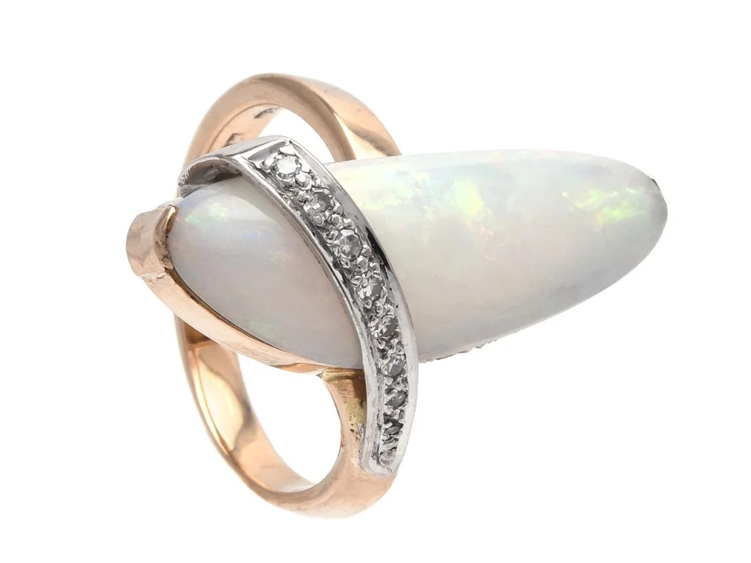RING, 18K guld, delvis rodinerat, opal, 8 åttkantslipade diamanter ca 0,07 ctv, stl 16,75 mm, vikt 6 g. — Smycken/Ring — Kaplans