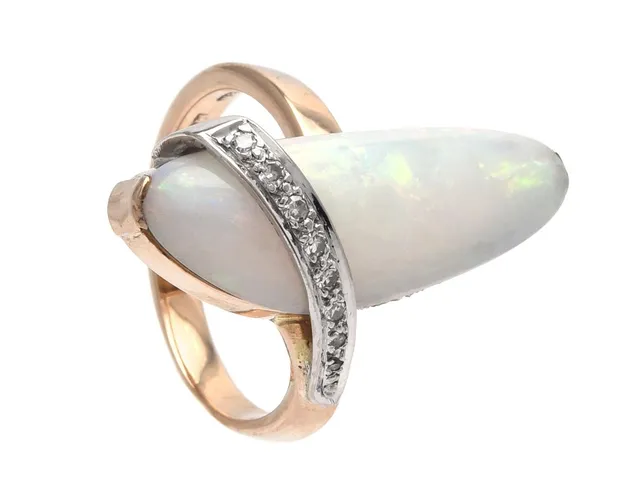 RING, 18K guld, delvis rodinerat, opal, 8 åttkantslipade diamanter ca 0,07 ctv, stl 16,75 mm, vikt 6 g.