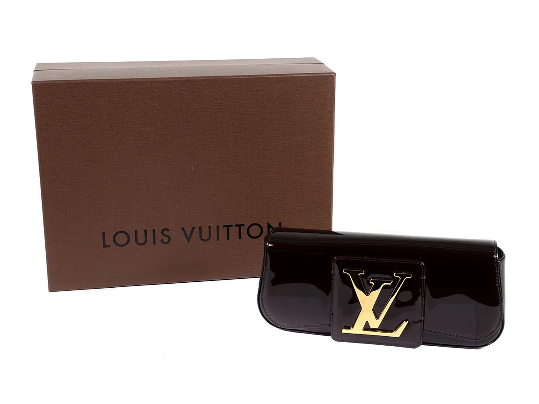 CLUTCH, LOUIS VUITTON, Pochette Sobe, vinröd skinnlack, 26x11x5 cm, dustbag samt originalask — Accessoarer/Väskor — Kaplans