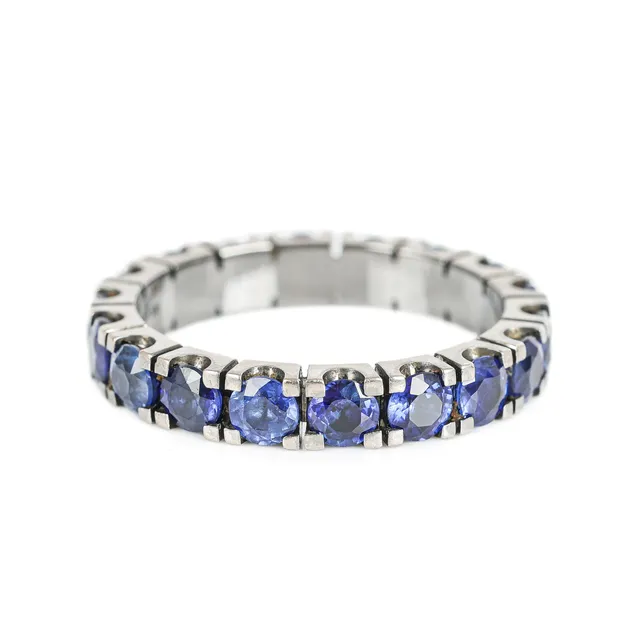 Ruben Svart: A sapphire eternity ring in 14 kt. white gold, approx. 3.78 ct.