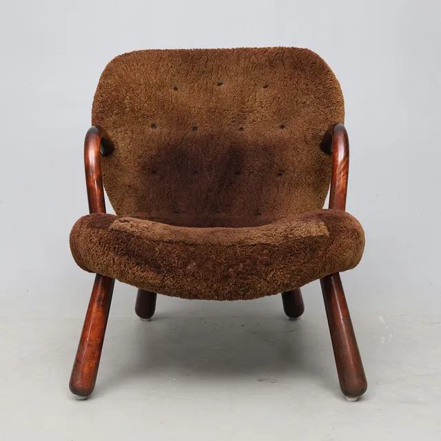 ARNOLD MADSEN. TILLSKRIVEN. Fåtölj, "Muslinge/Clam chair", Madsen & Schubell, 1950-tal.