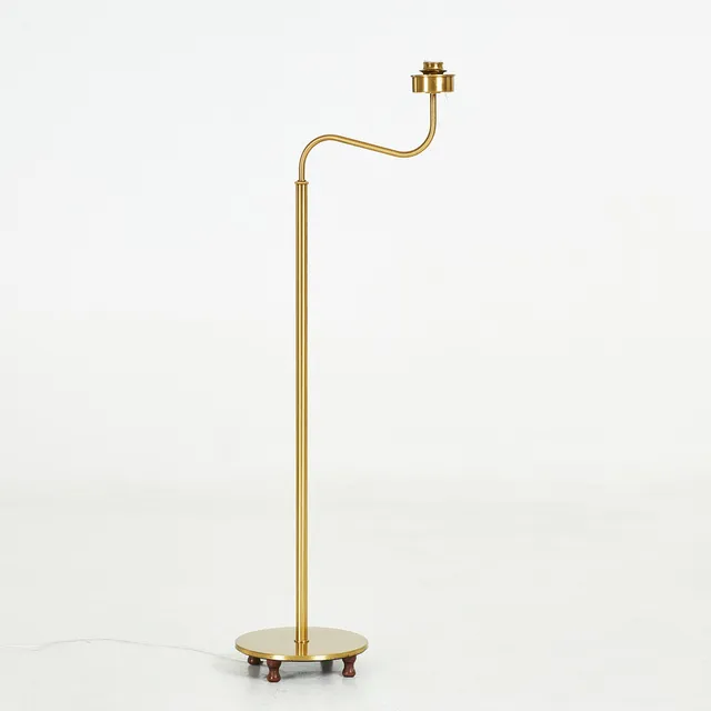 JOSEF FRANK. Golvlampa med svängd arm, "Lilla kamelen", ställbar i höjd. på fyra träfötter, märkt Svenskt Tenn 2568, mässing.