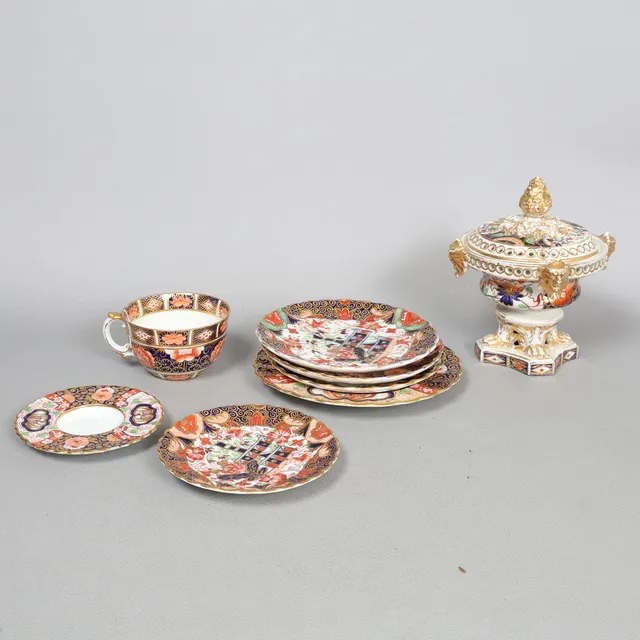 A COLLECTION OF CROWN DERBY, SPODE, COPELAND.