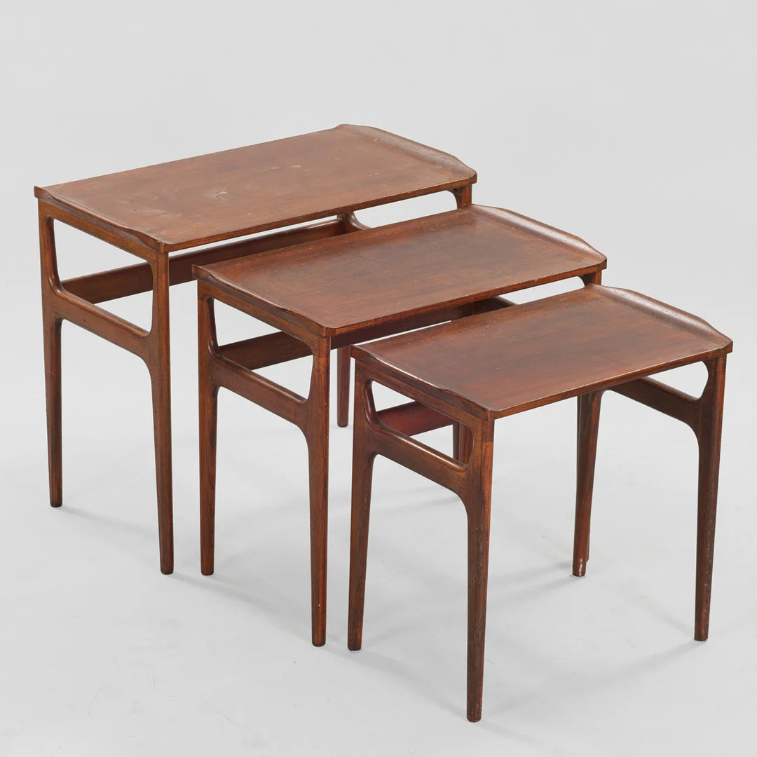 DANSK MØBELDESIGN. Sæt med indskudsborde af teak, kehlet kant, ca. 1950'erne, (3). — Tables — Palsgaard Kunstauktioner