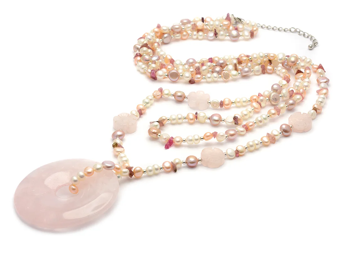 COLLIER, odlade sötvattenspärlor, vita och rosa, rosenkvarts, detaljer i vitmetall, 2-radig, längd 60 cm. — Smycken/Collier — Kaplans