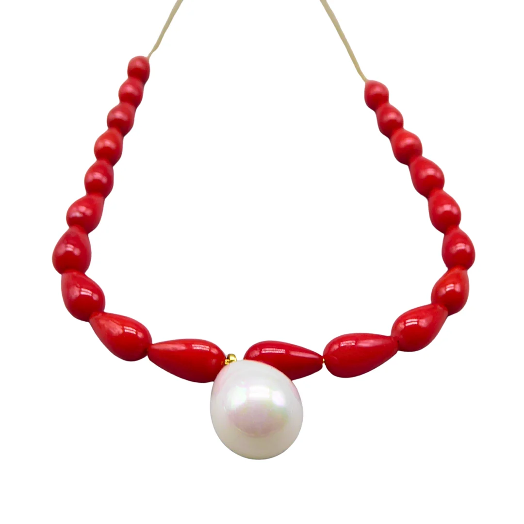 HALSKETTE MIT PERLE, ROTEN STEINEN UND METALL. — Necklace — Auktionshaus Stuber's Hammerschlag