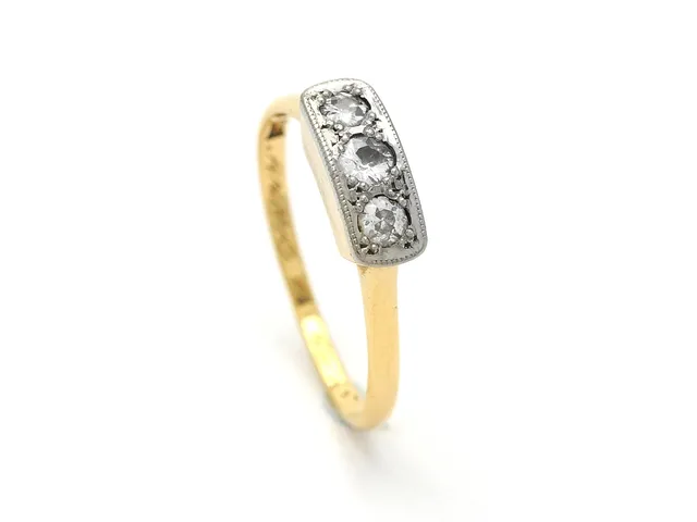 RING, 18K guld/platina, 3 gammalslipade diamanter ca 0,25 ctv, ca W-CR/SI-P, Ernst Harbeck Göteborg 1917, stl 16,75 mm, gravyr, en diamant skadad.