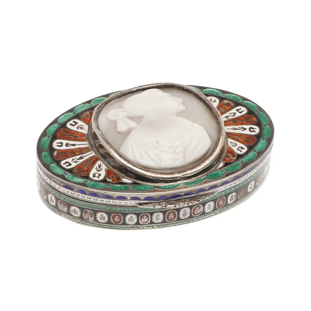 A SILVER AND ENAMEL SNUFF BOX.