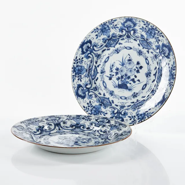 TALLRIKAR, ett par, Kina, Kangxi (1662-1722), porslin med riklig dekor av blommor och rocailler i blåvit underglasyr.