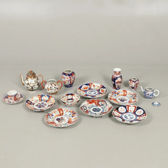 JAPANESE IMARI PLATES & OTHER ITEMS, & CHINESE TEAPOT.