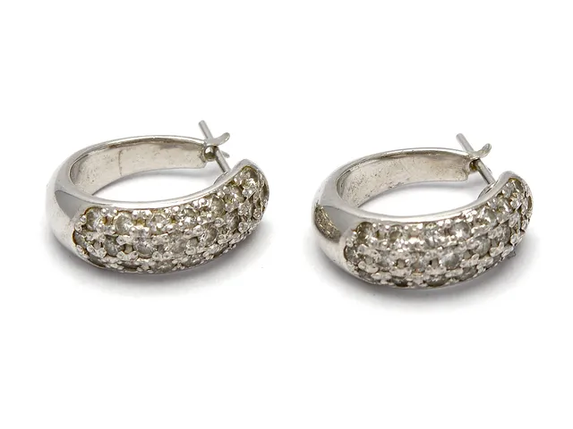 Örhängen 1 par vitguld 18K 7,9g med små diamanter