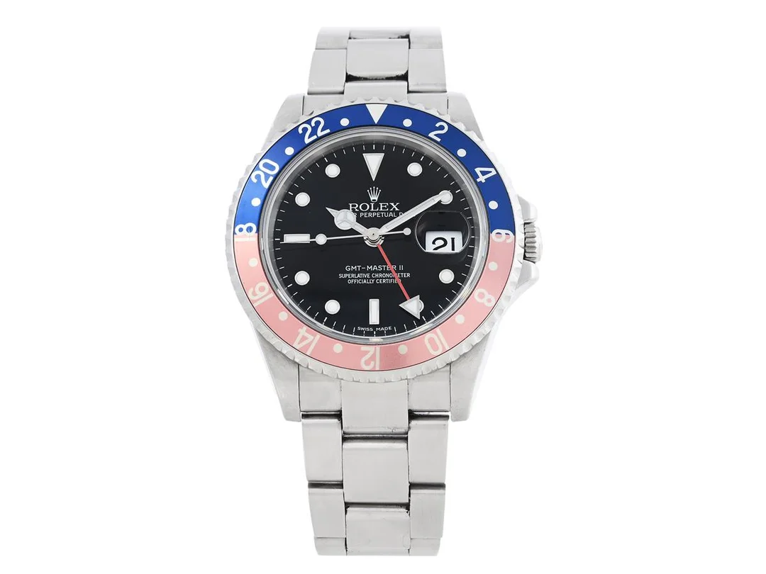 ROLEX, Oyster Perpetual Date, GMT-Master II (Swiss Made), Chronometer, s.k. "Stick Dial", Ref nr. 16710 T, Serie nr. D908670, Cal 3185, Verk nr. 3 1010772, Boett nr. 2180, herrur, 40 mm, stål, automatisk, safirglas (repor), 24-timmarsvisning, Oysterlocklänk, viklås, Ref nr. 78790A-OP2, cert, maj 2006. — Klockor/Rolex — Kaplans