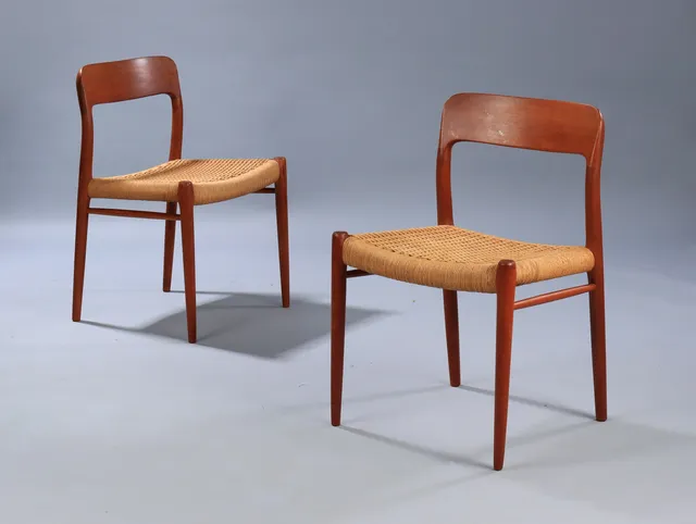Niels O. Møller. Et par stole af teak, model 77 (2)