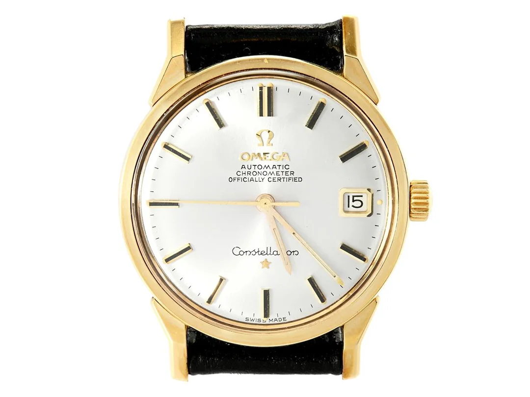 OMEGA, Constellation (Swiss Made), Calendar, Chronometer, Cal 562, Serie nr. 22752051, Ref nr. CD 168.005, Boett nr. 168.005 (C.B), herrur, 34 mm, guld på stål, automatisk, plexiglas, datum, läderband, originalspänne i doublé, ca 1965. — Klockor/Omega — Kaplans
