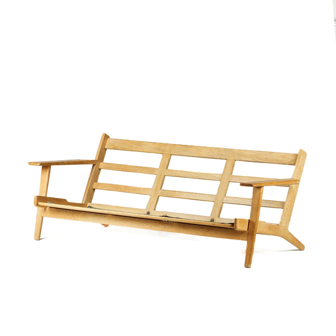 Hans J. Wegner for Getama. Three-seater sofa in oak, model 'GE-290/3' — Furniture/Lounge suites, sofas — Lauritz