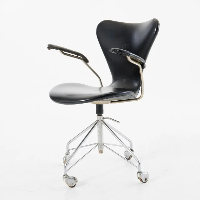 ARNE JACOBSEN (1902–1971). Skrivbordsstol, "Sjuan", Fritz Hansen, omkring 1960-tal, märkt med monogram undertill på metallhölje.