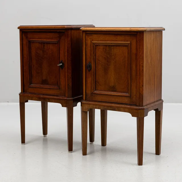 SÄNGBORD, ett par, gustaviansk stil, 1900-talets början.