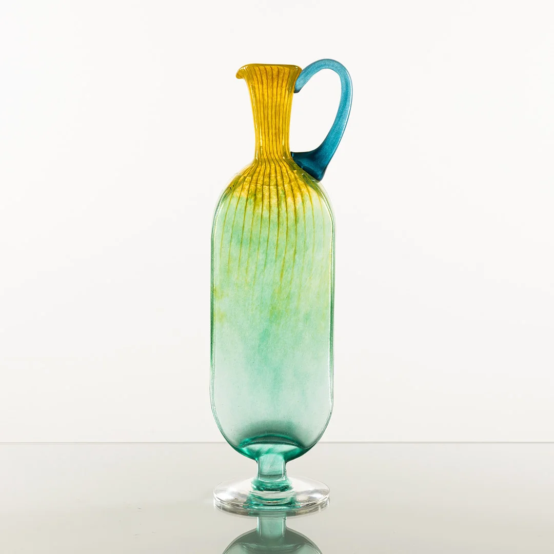 KJELL ENGMAN. Kanna, glas, "Bon Bon", Artist Collection, signerad, Kosta Boda. — Art glass — Auktionshuset Kolonn