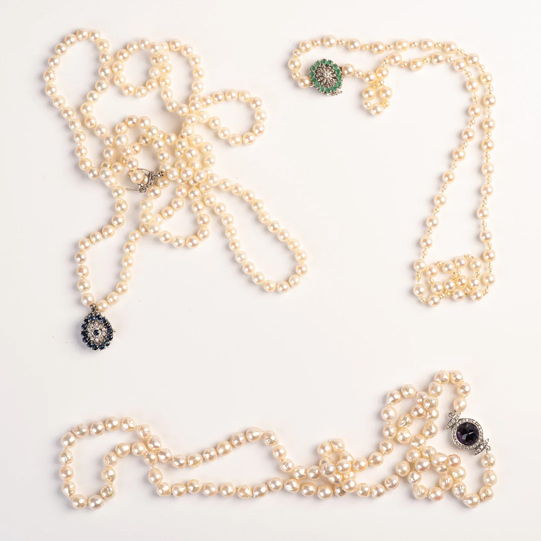 Set Perlenketten, Akoya-Perlen, 750er und 585er Weißgold, Smaragde, Saphire, Diamanten, Amethyst (3). — Necklace — Stockholms Auktionsverk Köln
