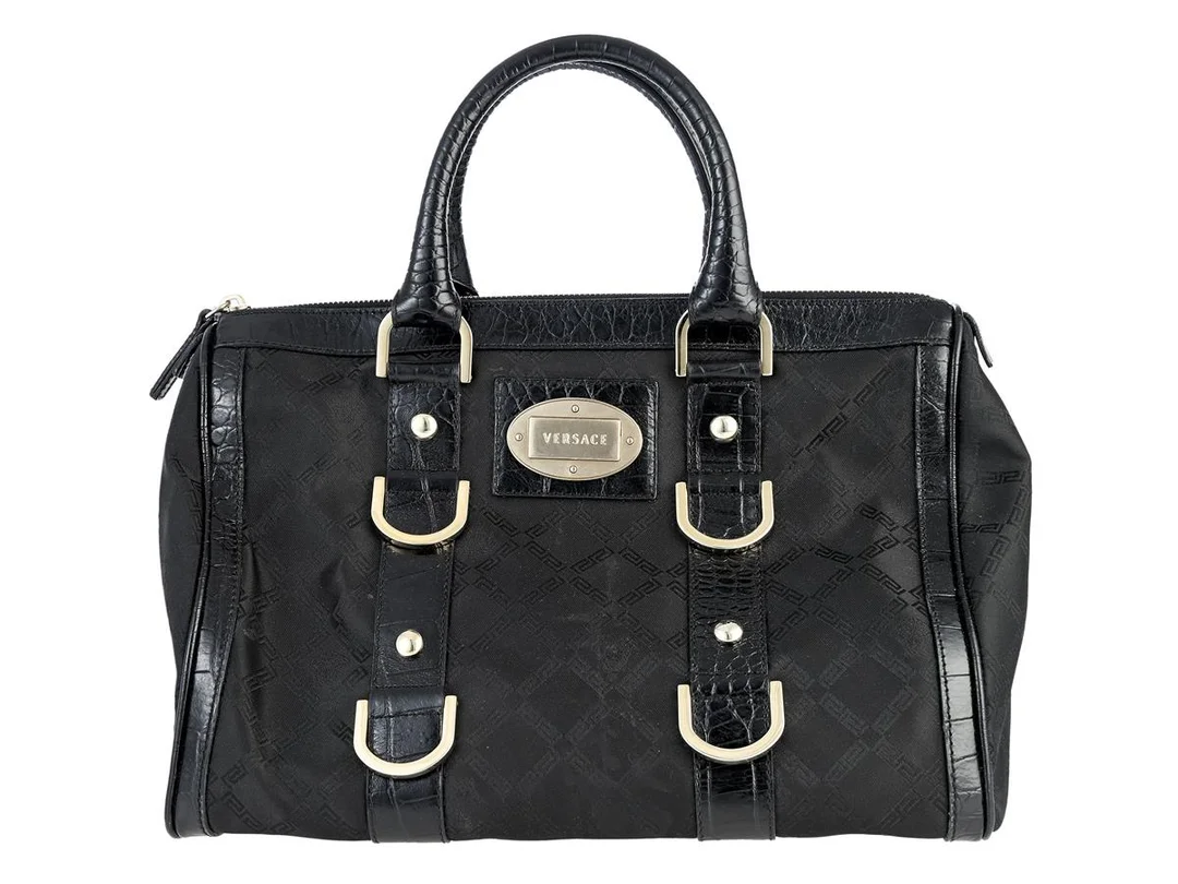 VÄSKA, VERSACE, Boston Bag, svart skinn, tyg, guldfärgade beslag, 32x21x17 cm, dustbag, bruksslitage. — Accessoarer/Väskor — Kaplans