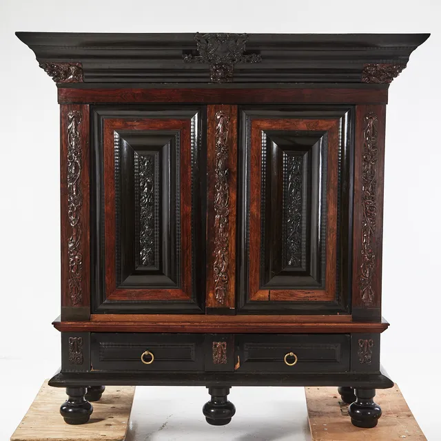 SALSSKÅP, barock, 16/1700-tal, stomme i ek, delvis fanerat, skuren dekor, på kulfötter.