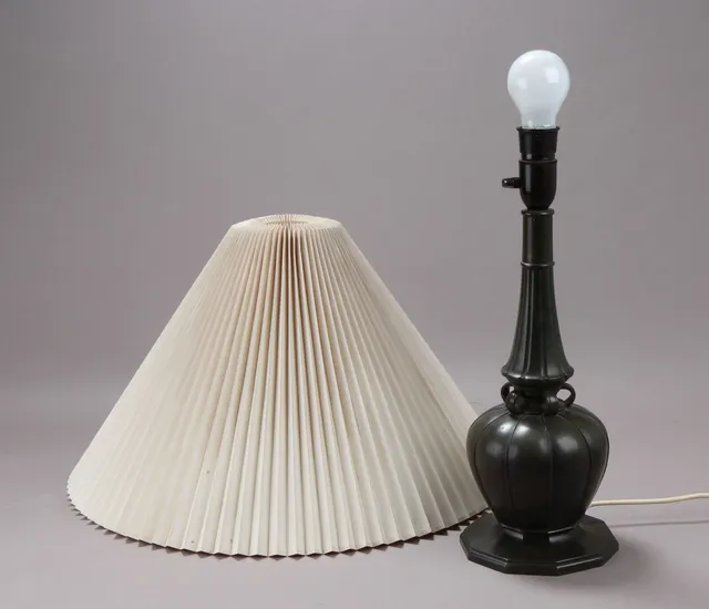 Just Andersen. Bordlampe af patineret discometal, nr. 2239