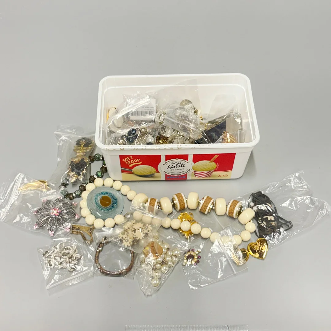 MIXED COSTUME JEWELLERY. — Costume Jewellery — Chalkwell Auctions