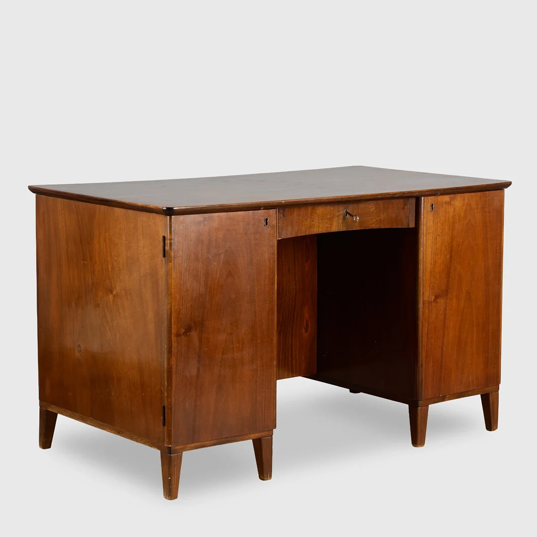Fritstående skrivebord af mahognifiner og bøg, dansk møbelsnedker, Danmark, ca. 1950/1960'erne. — Desks — Palsgaard Kunstauktioner