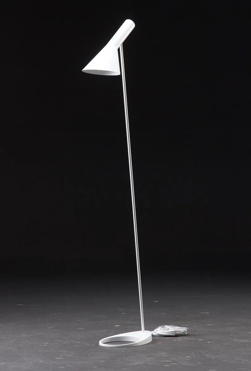 Arne Jacobsen. AJ standerlampe, hvid — Lamps and lighting/Floor lights — Lauritz
