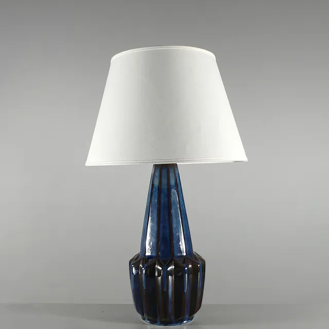 EINAR JOHANSEN. Stor, facetterad bordslampa av blåglaserat stengods, Søholm, Bornholm, Danmark, 1950/60-tal.