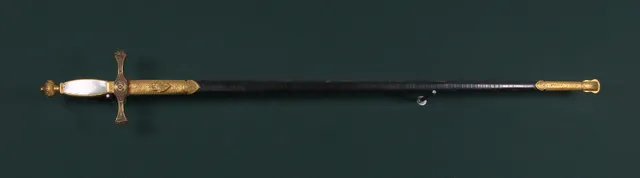 Ämbetsmannavärja, svensk, svensk, 1800-tal, beslag av mässing med lilla riksvapnet, kavelplattor i pärlemor, balja av läder med mässingsbeslag.