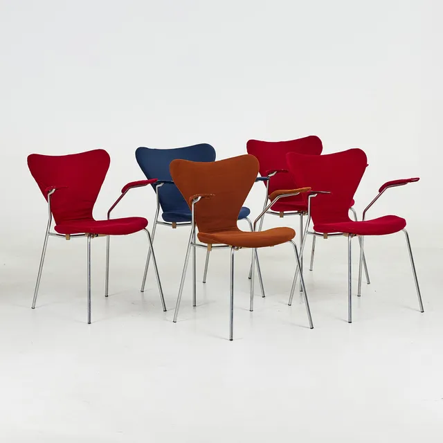ARNE JACOBSEN. Karmstolar, 5 st, "Sjuan" modell 3207, Fritz Hansen, år 1970, klädda med filttextil.
