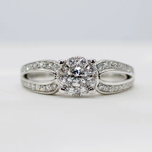 WHITE GOLD DIAMOND CLUSTER RING.