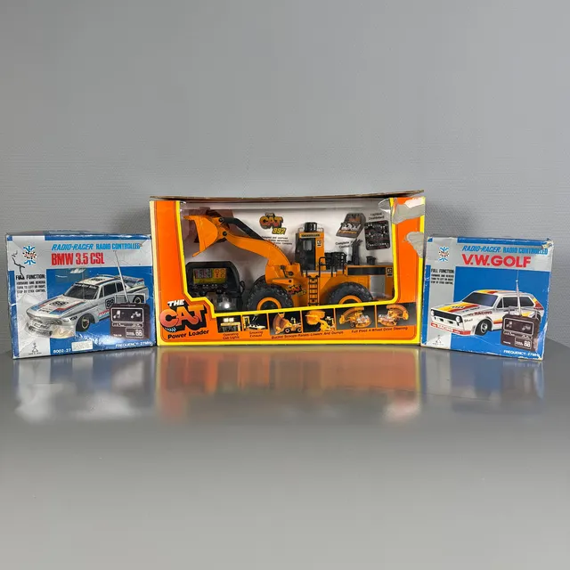 RADIOSTYRDA MODELLBILAR, 3 st, bl a Lastare, "Caterpillar 992" (fabrikat New Bright), Bil, "Radio-Racer Volkswagen Golf" (fabrikat Taiyo, Japan).