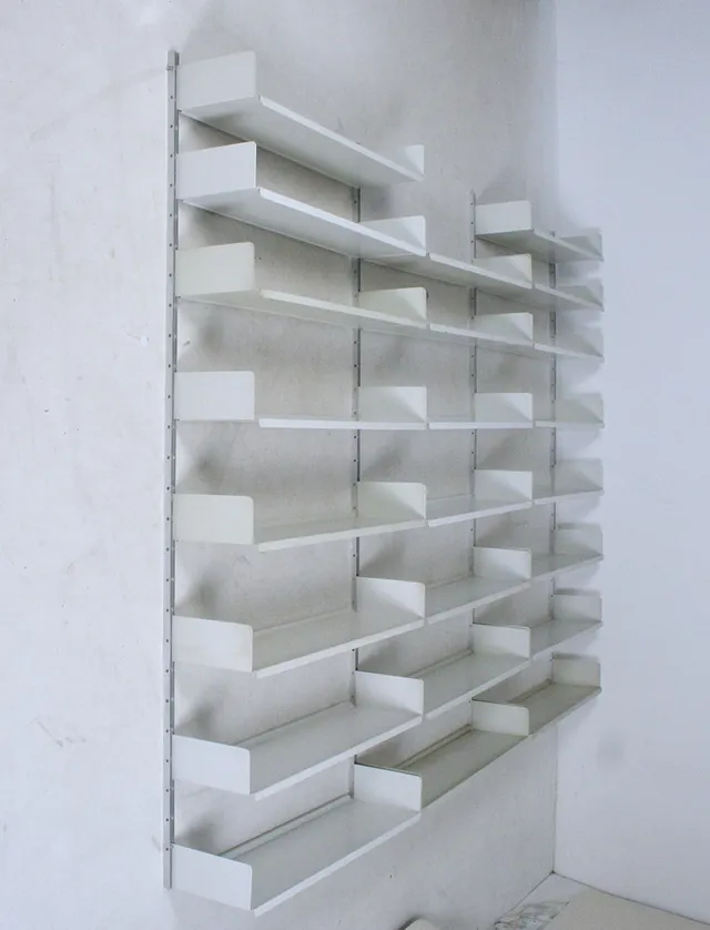DIETER RAMS. Dieter Rams, Vitsoe, Regalsystem / Regalwand, Modell '606', lackiertes Aluminium, 1960er Jahre. (27).