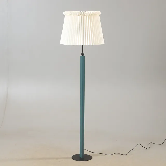 LARS BESSFELT. Golvlampa, målat trä och smide, Ateljén i Anderslöv.