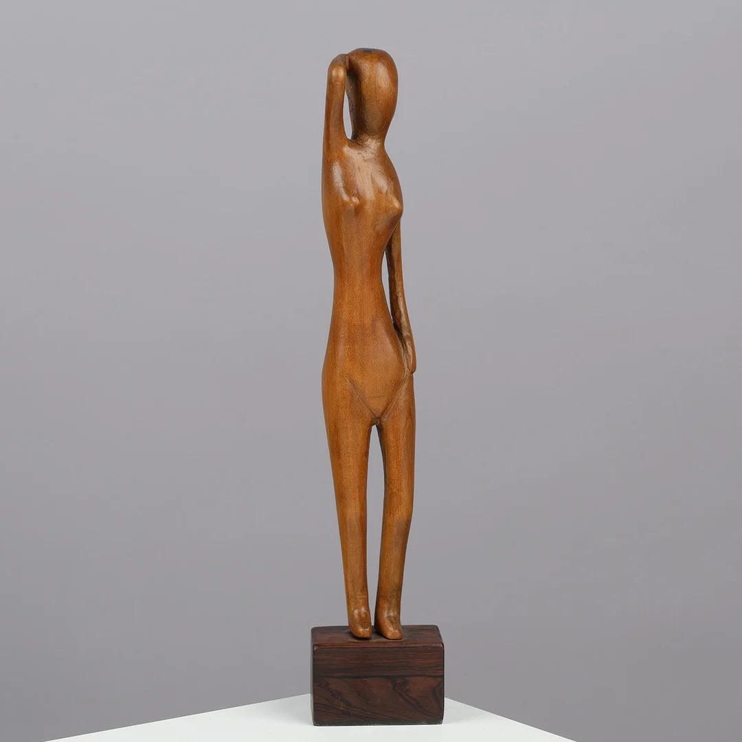 UBEKENDT KUNSTNER. Skulptur af udskåret træ på base af palisander, 1900-tallets anden halvdel. — Sculptures & Bronzes — Palsgaard Kunstauktioner